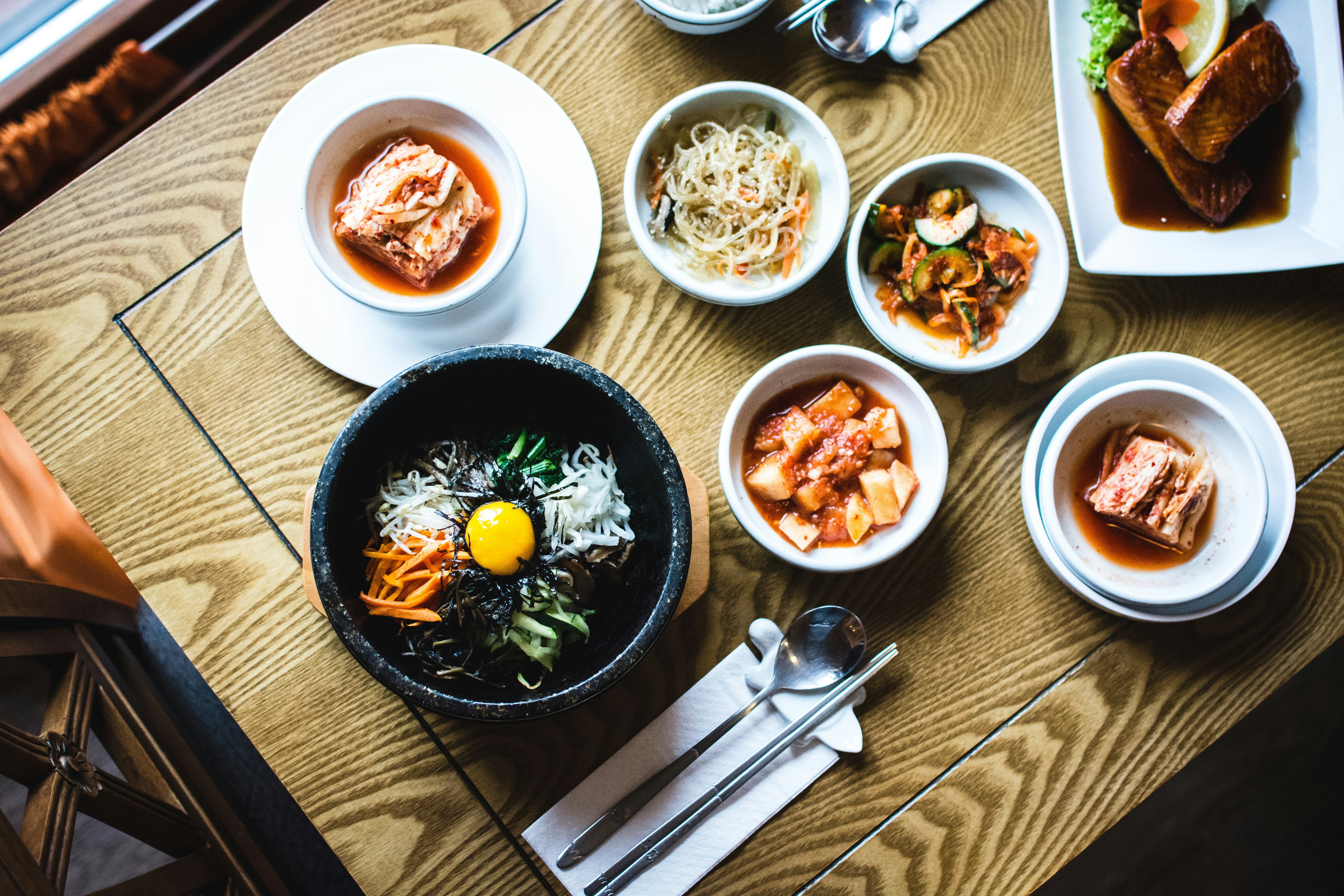 한식 한 상차림 — 국, 밥, 반찬